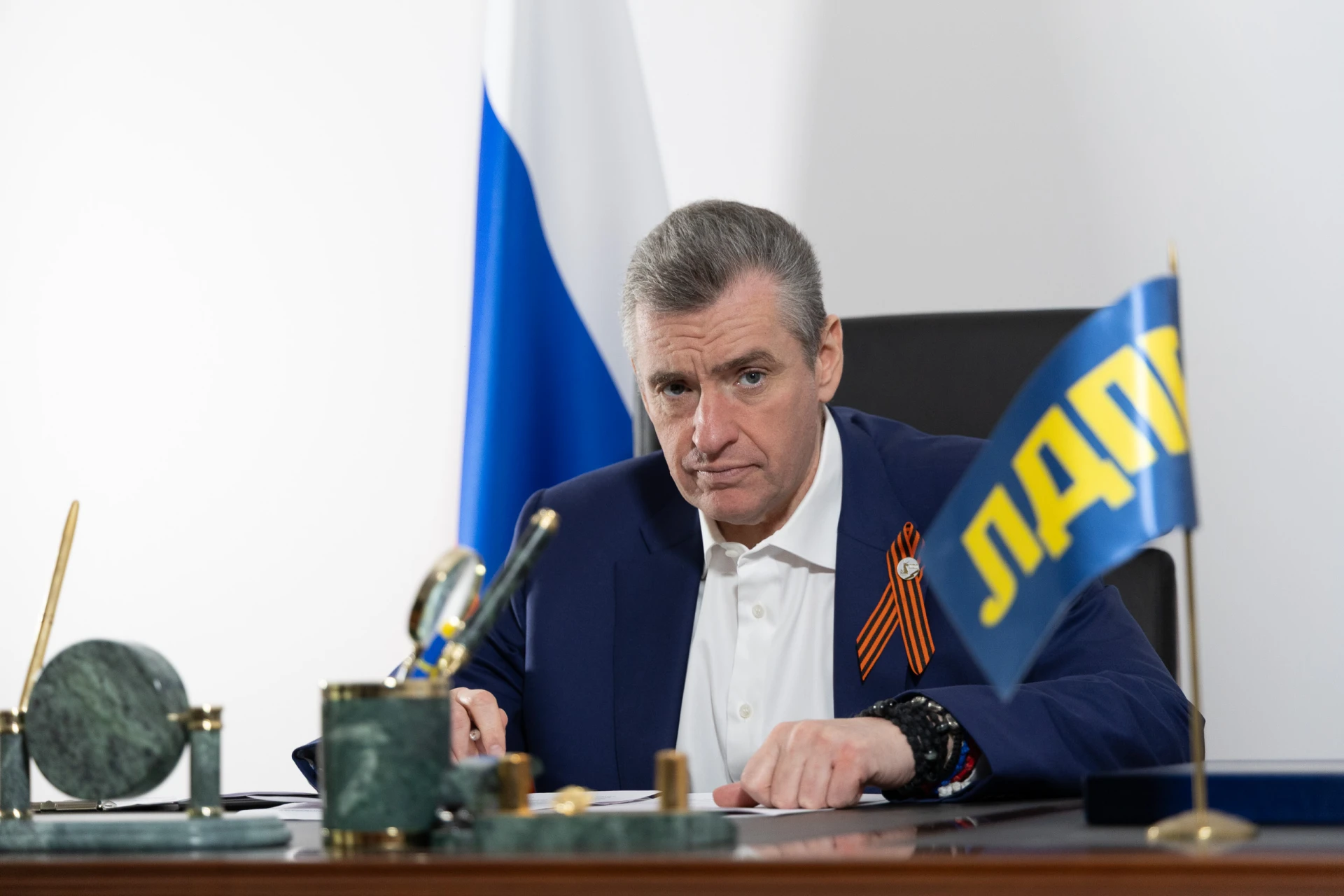 ЛДПР требует статистику по ВИЧ среди мигрантов.