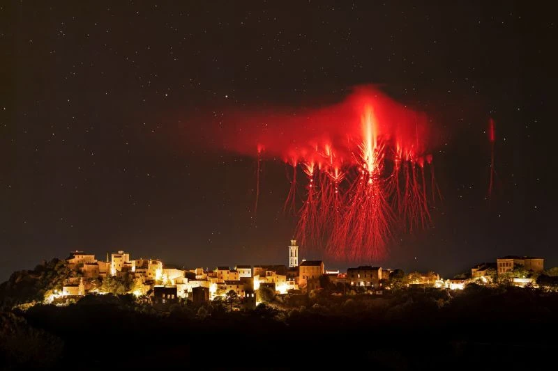 Фотограф Флориан Риу снял красные спрайты. Выглядят устрашающе. Эти вспышки появляются ...