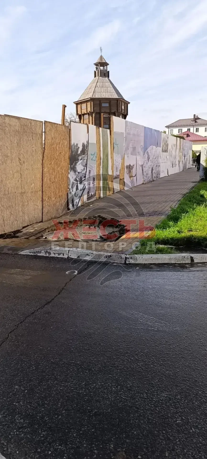На проспекте Славы, 47 провал на тротуаре