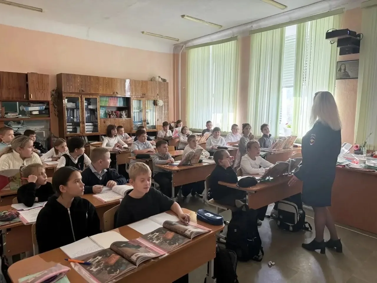 В МОУ СОШ №1 города Южноуральска состоялась встреча учащихся с инспектором по пропаганд...