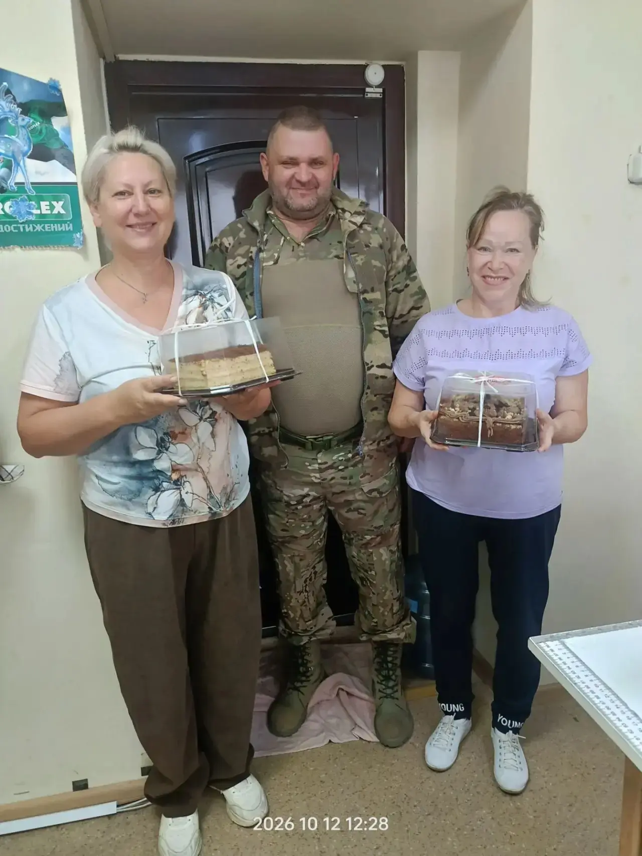 Сегодня приезжал боец Дима, побаловал тортиками девочек🙏🏼🇷🇺🫶🏼