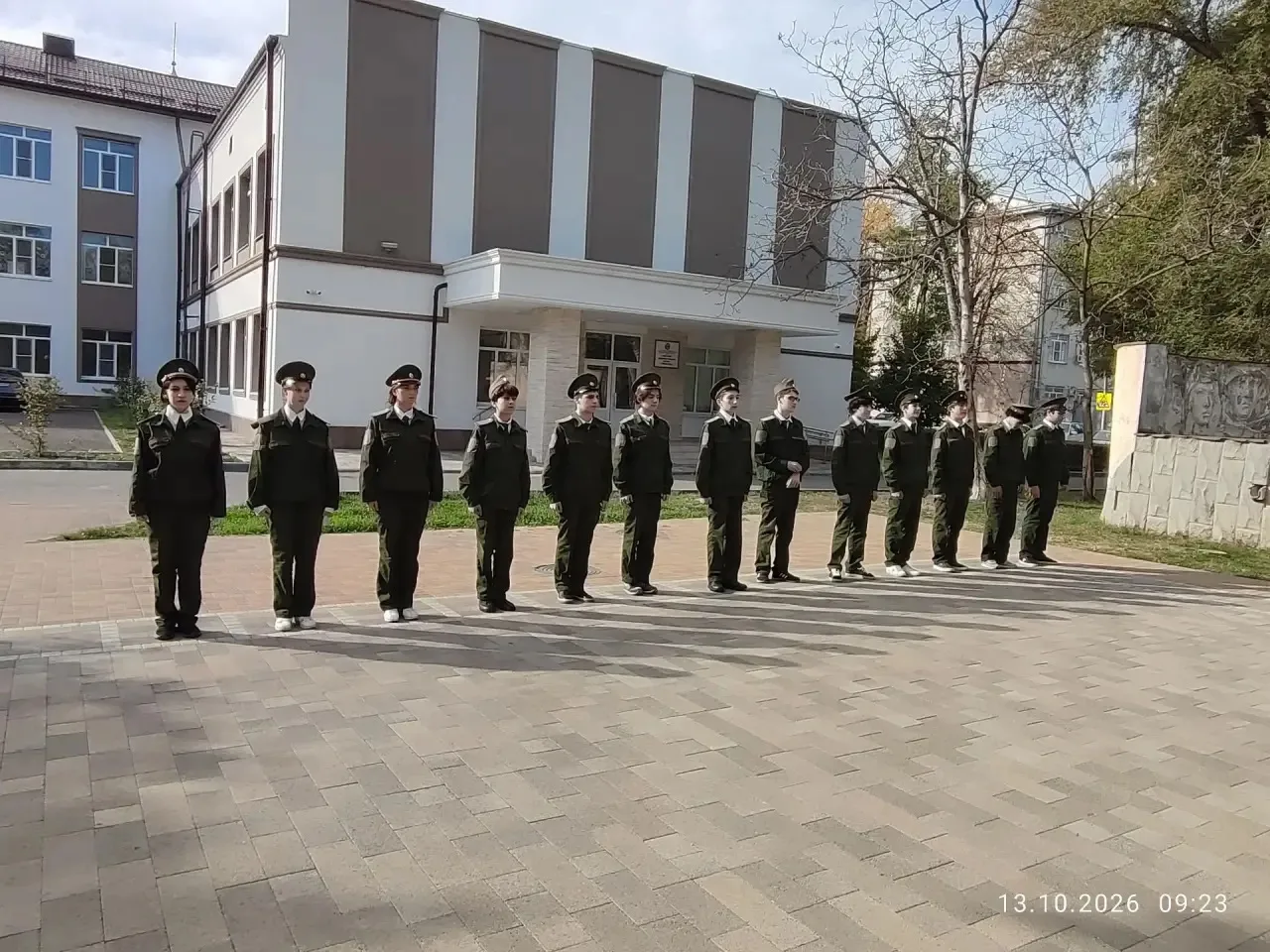 В штабе поста номер один сегодня было особенно оживленно и многолюдно. Сюда приехали ре...
