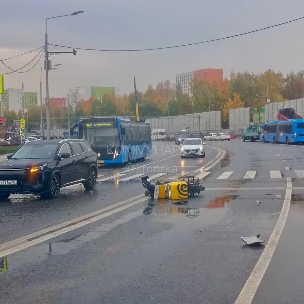 Не опять, а снова.. на А.Монаховой у метро Потапово сбили курьера.