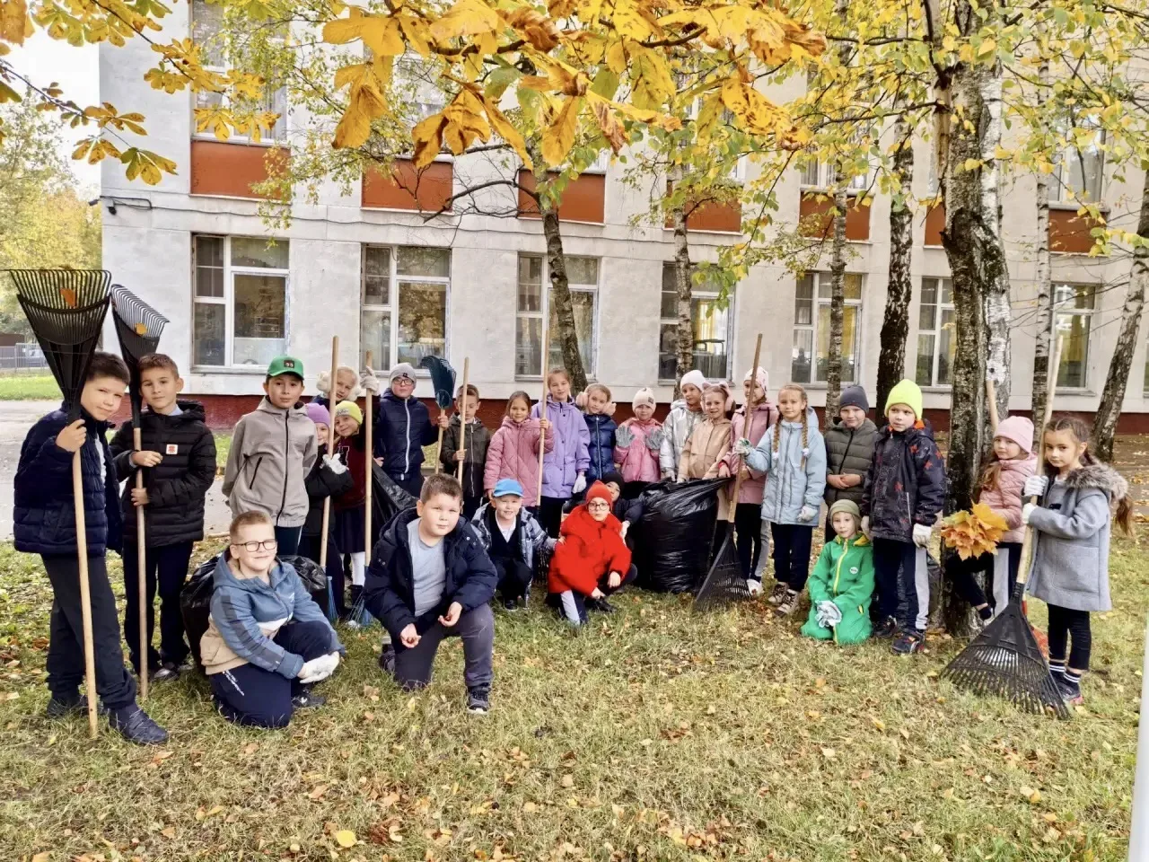 🍂 «Мы — за чистоту»: 4 «Л», 4 «И» и 2 «К» навели порядок на школьном дворе