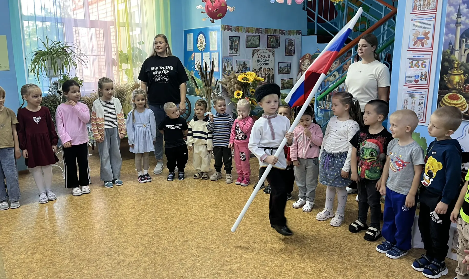 Сегодня в нашем детском саду прошла церемония выноса Государственного флага Российской ...