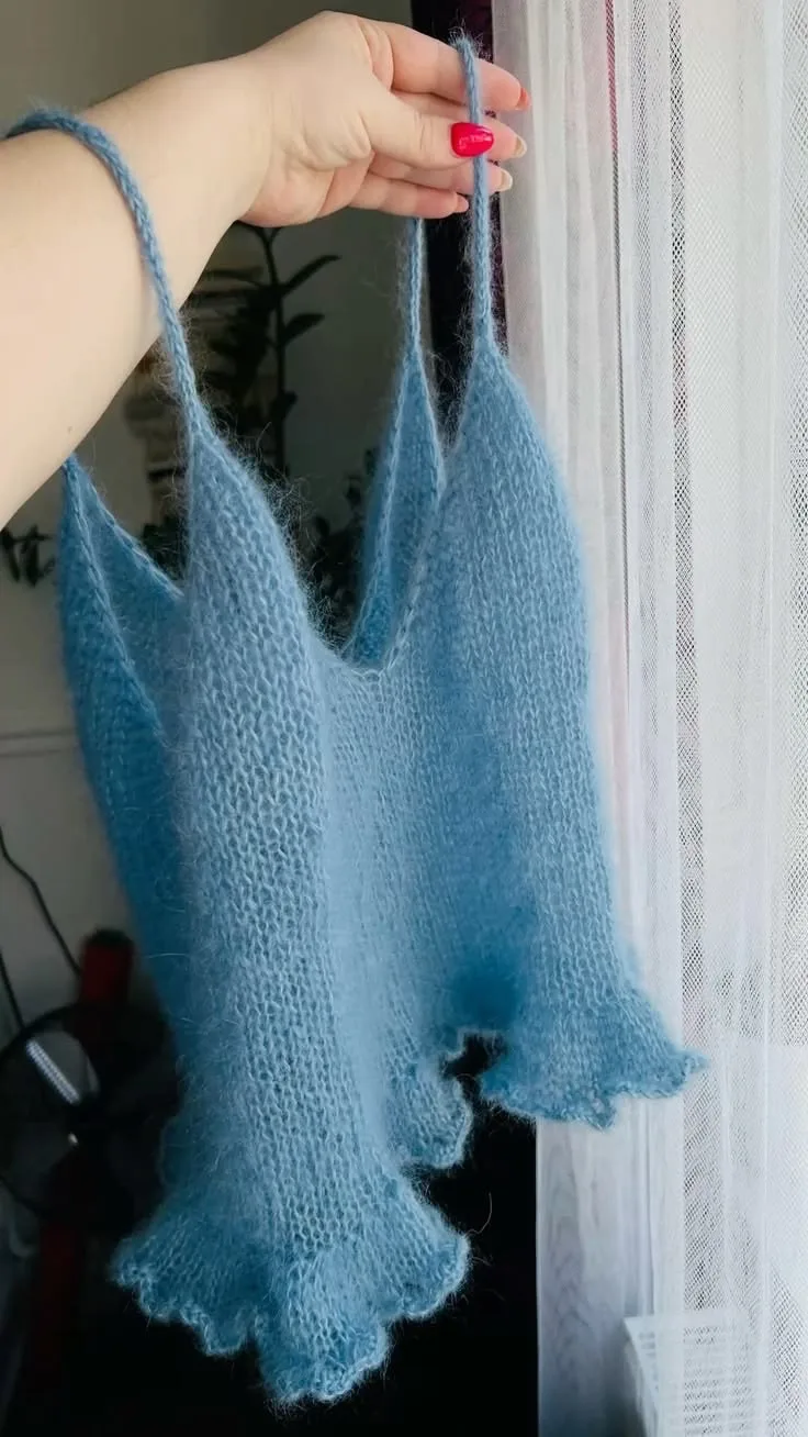 Нежный пушистый топ спицами с воланами 🧵🌸