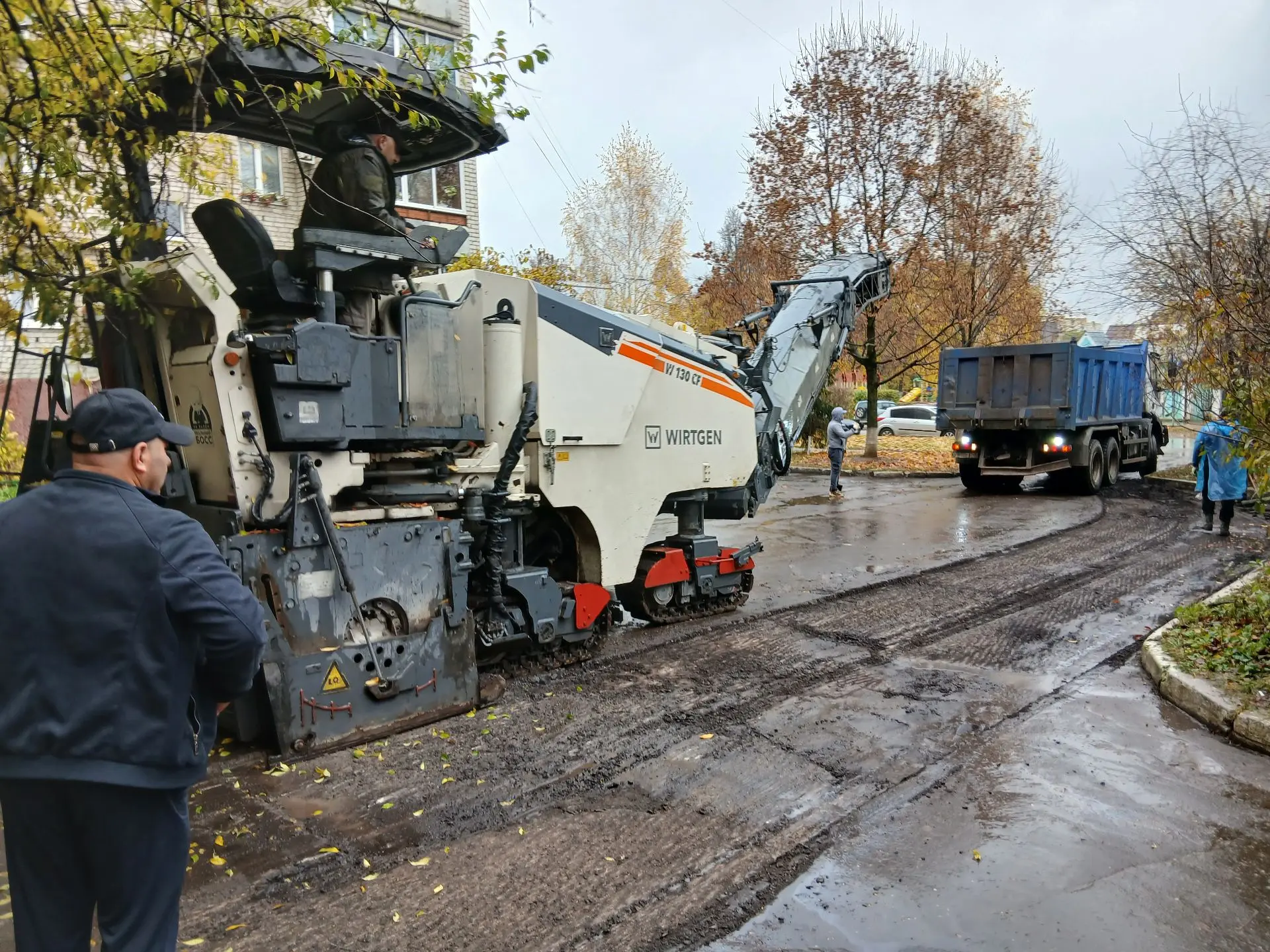 🏢Сегодня подрядчики начали фрезерование асфальтового покрытия на придомовой территории...