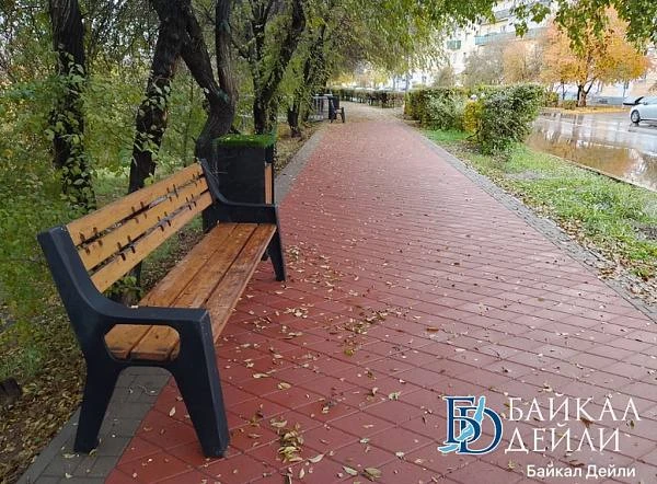 На проспект Победы в Улан-Удэ вернули дизайнерские скамейки и современные урны. Их уста...