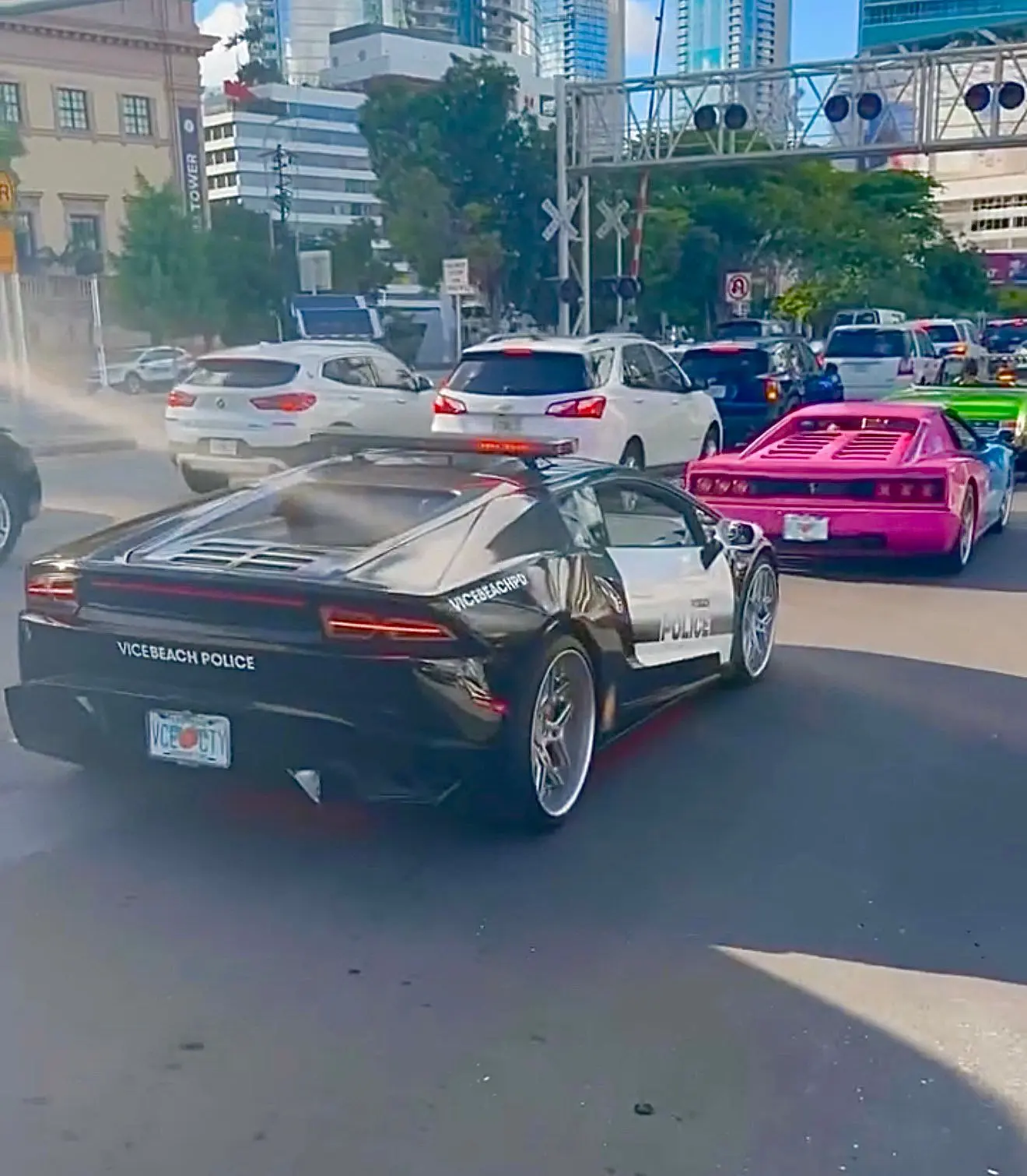 Машины из GTA VI ездят по дорогам Майами – Rockstar изо всех сил превращает город в реа...