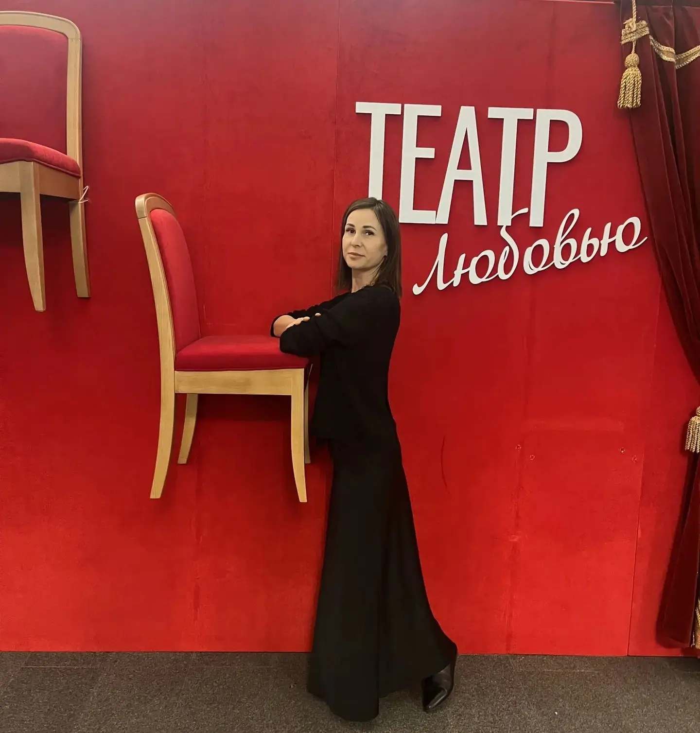 "Любите ли вы театр так, как люблю его я?" - с этой фразы начинается спектакль.