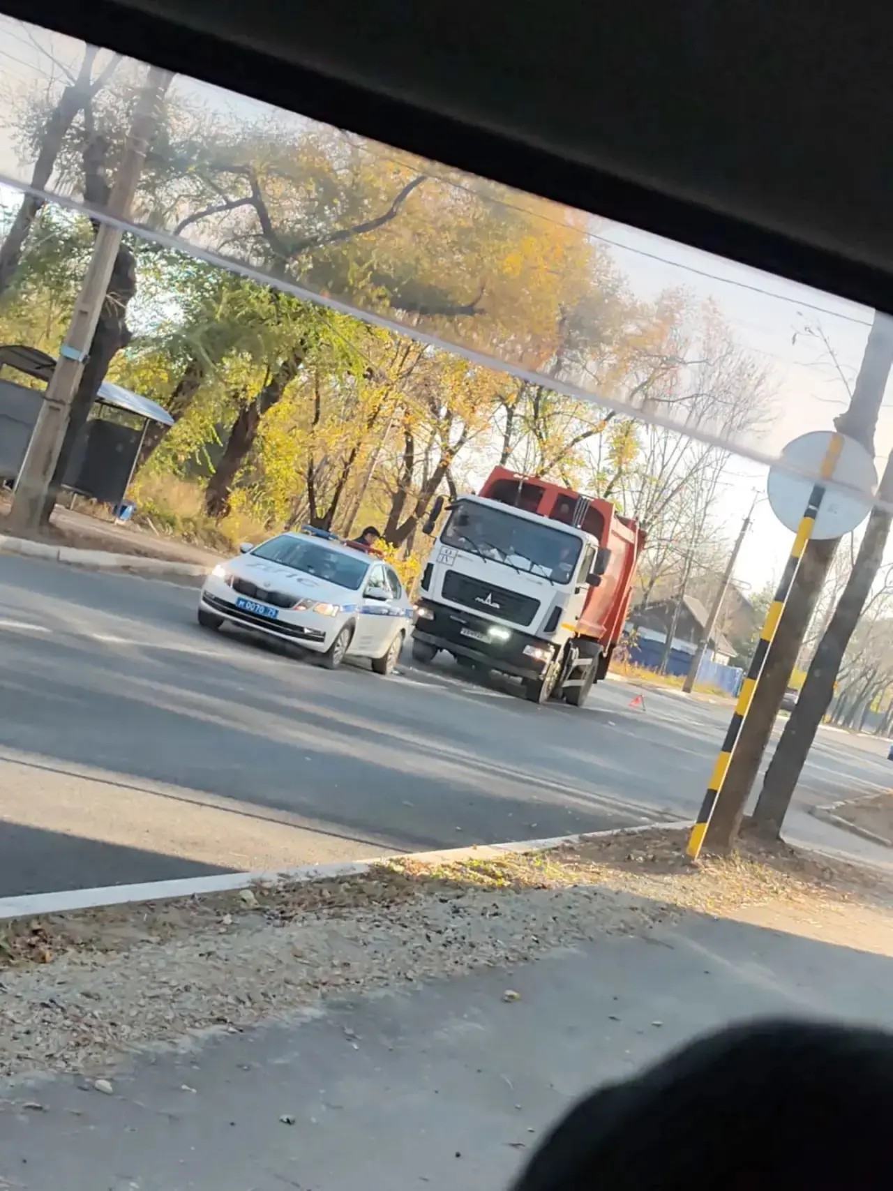 👀Мусоровоз врезался в автомобиль ГАИ в Биробиджане