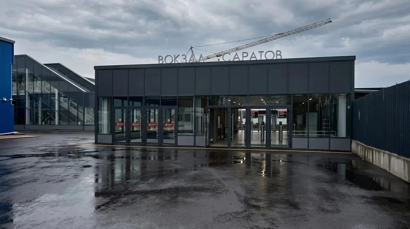 Рабочий упал с 3-метровой высоты на реконструкции вокзала в Саратове и ударился головой...