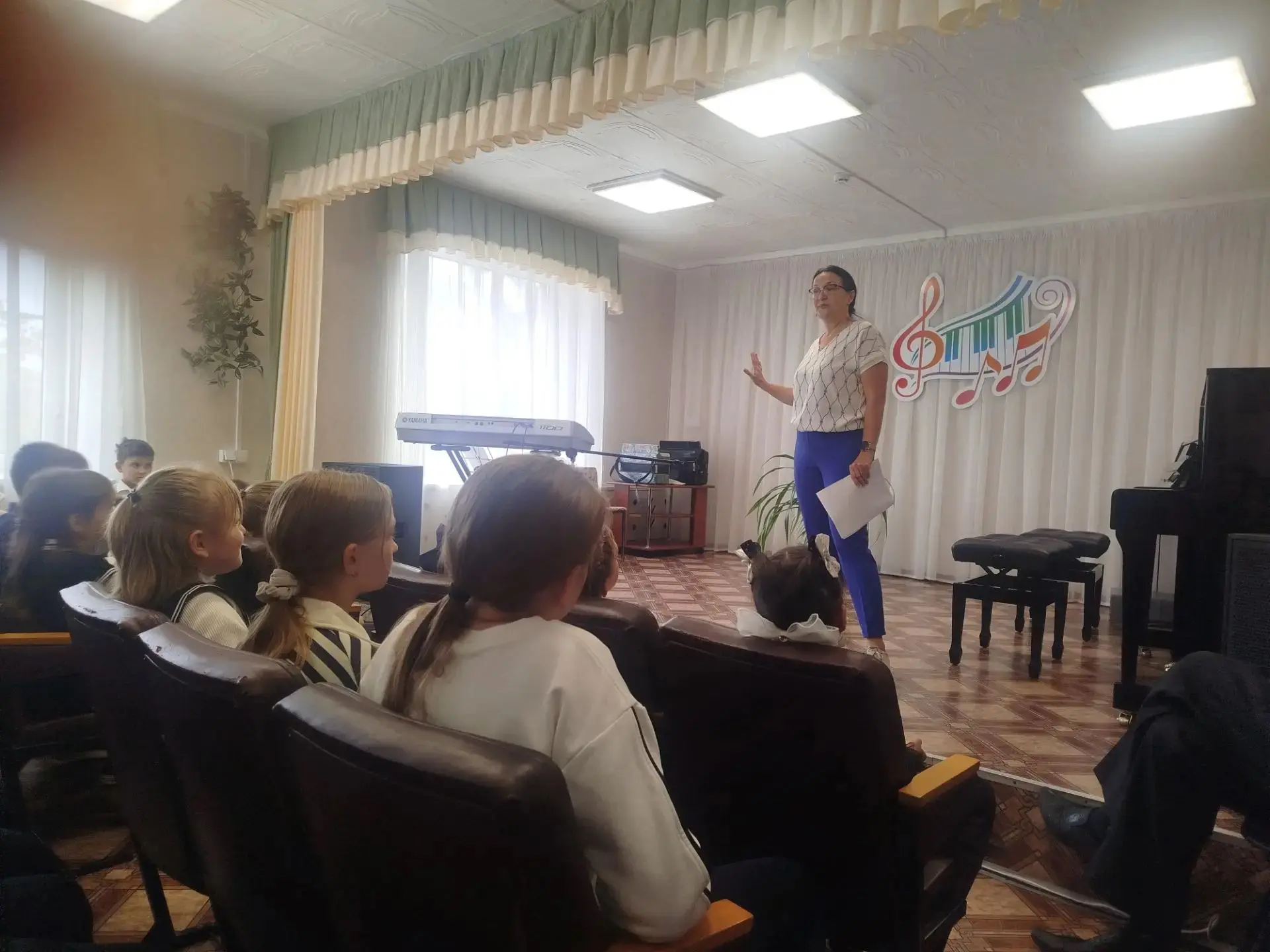 15 октября учащиеся 2-4 классов посетили музыкальную школу. Нас  очень радушно встретил...