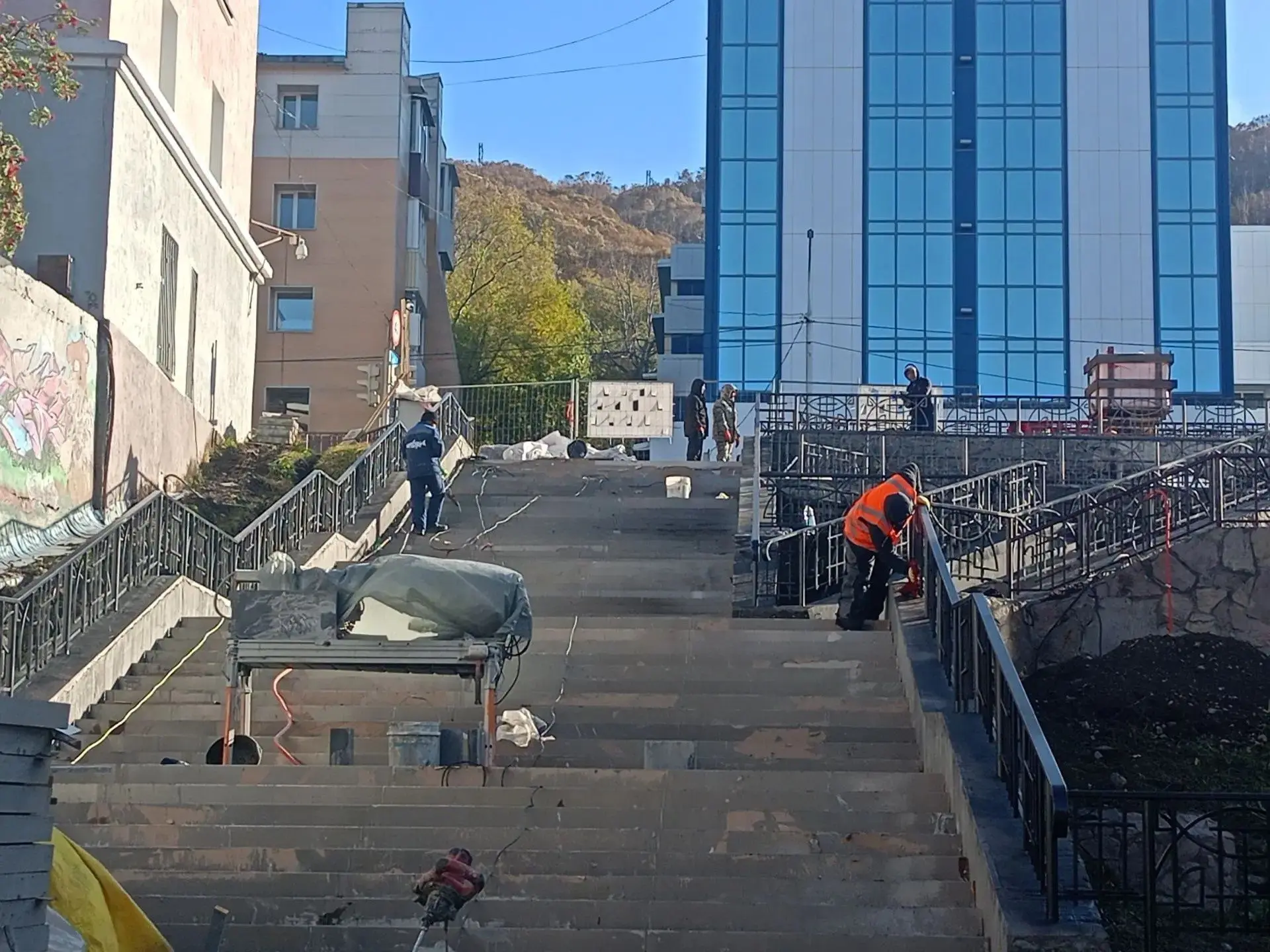 В Петропавловске обновляют лестничные переходы в историческом центре города