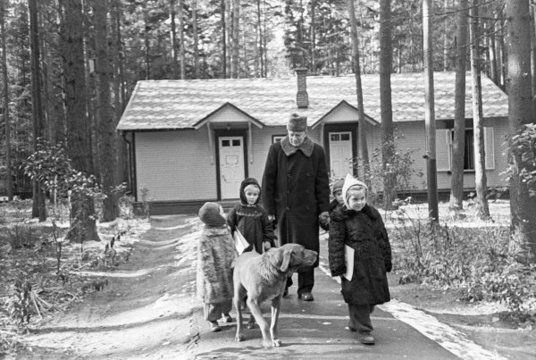 Корней Чуковский с детьми гуляет около детской библиотеки в Переделкино. 1959 г. 📝