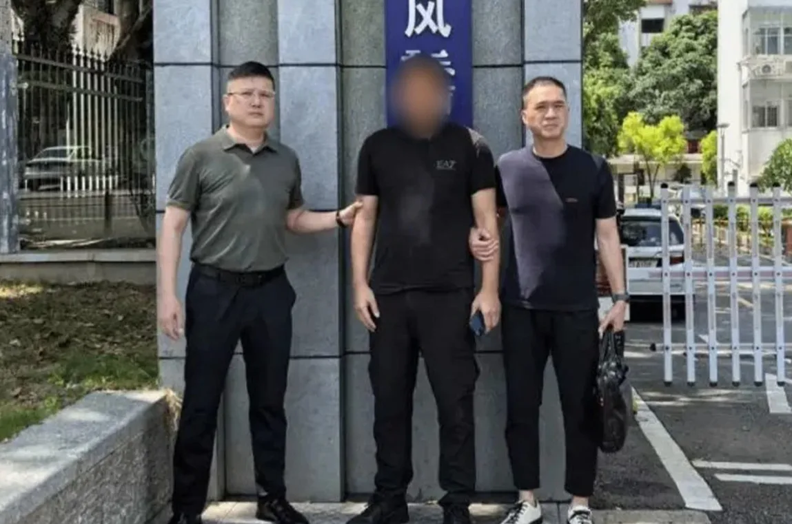 В Китае мужчина 24 года скрывался от полиции, выдавая себя за умершего брата-близнеца