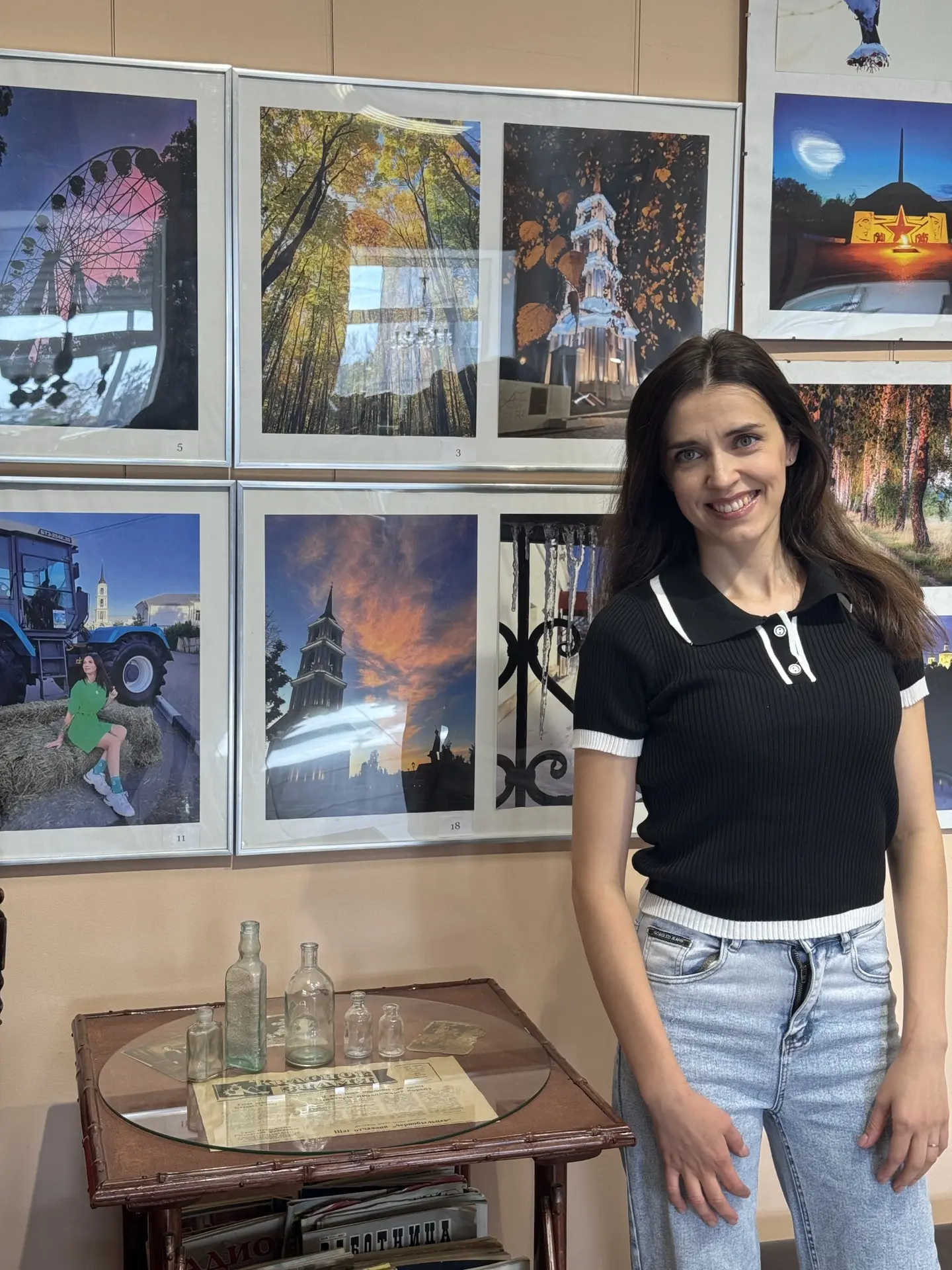 Мария Золотарева пополнила наш старинный аптечный шкафчик стеклянными пузырьками.