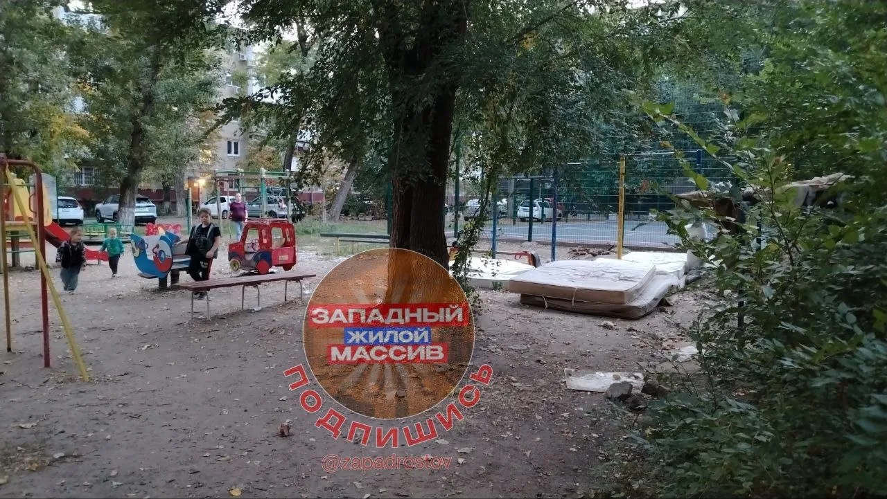 😡 Матрасы с помойки рядом с детской площадкой: жители Западного просят навести порядок