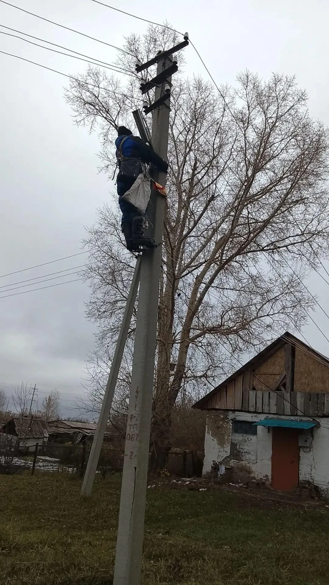 Сегодня провели работы по замене и ремонту фонарей уличного освещения в д.Сарсаз.