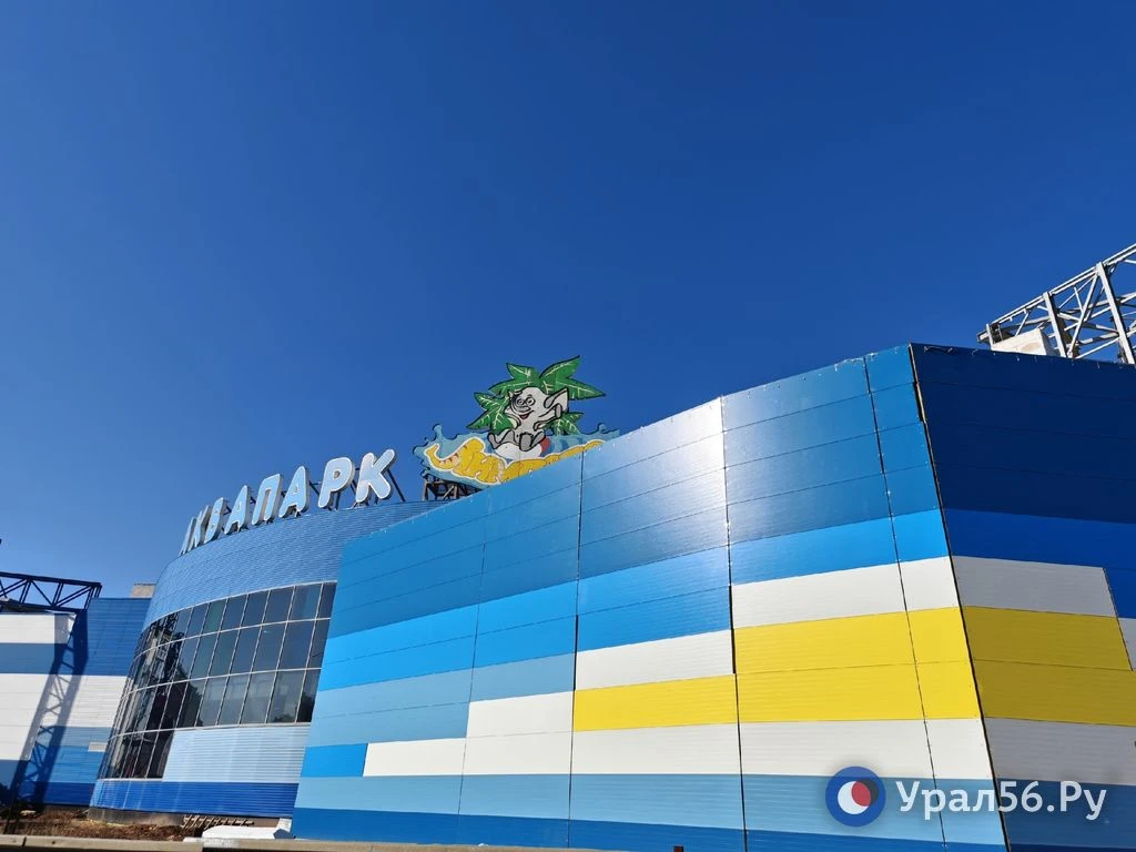 Кадры с торгового центра в Оренбурге, где сегодня произошел пожар
