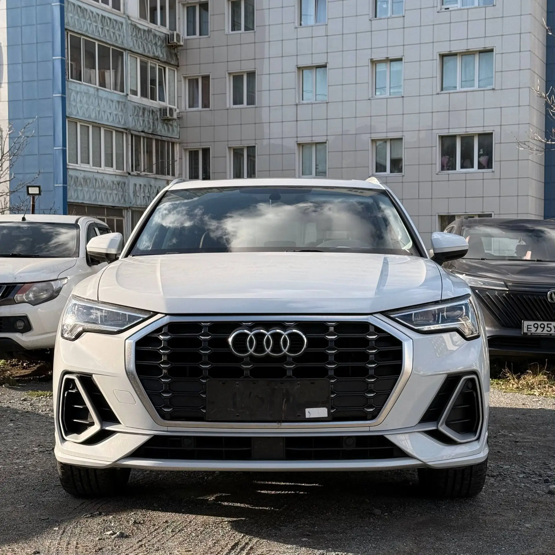 Белая Audi Q3 скоро станет ещё одной красивой машиной на дорогах Подмосковья.