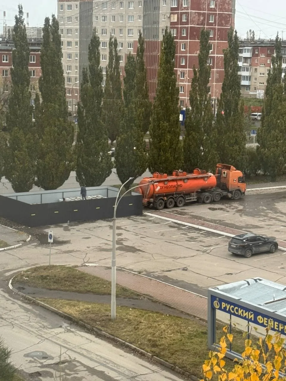Это что за бензо склад учудили....магнит апельсин суворова. Вроде что то сливают из бен...