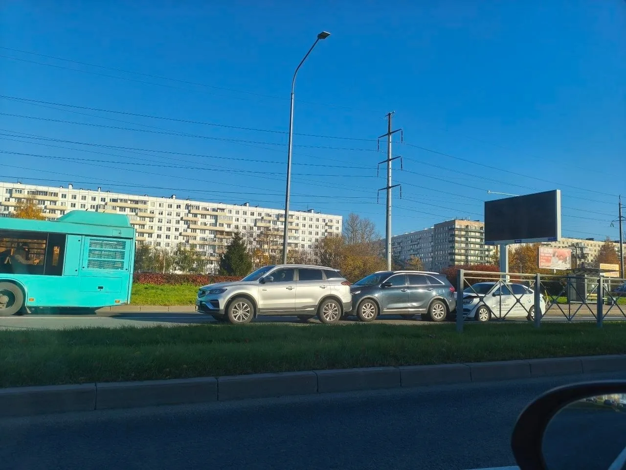 Тройничок на Блюхера у Замшиной в сторону Кондратьевского.