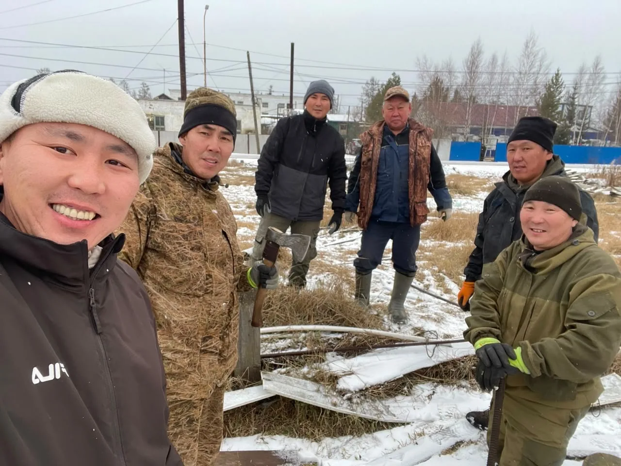 🪚🪏Череда субботников в Нюрбе продолжается. 15 октября наши коллеги - мужчины приняли ...