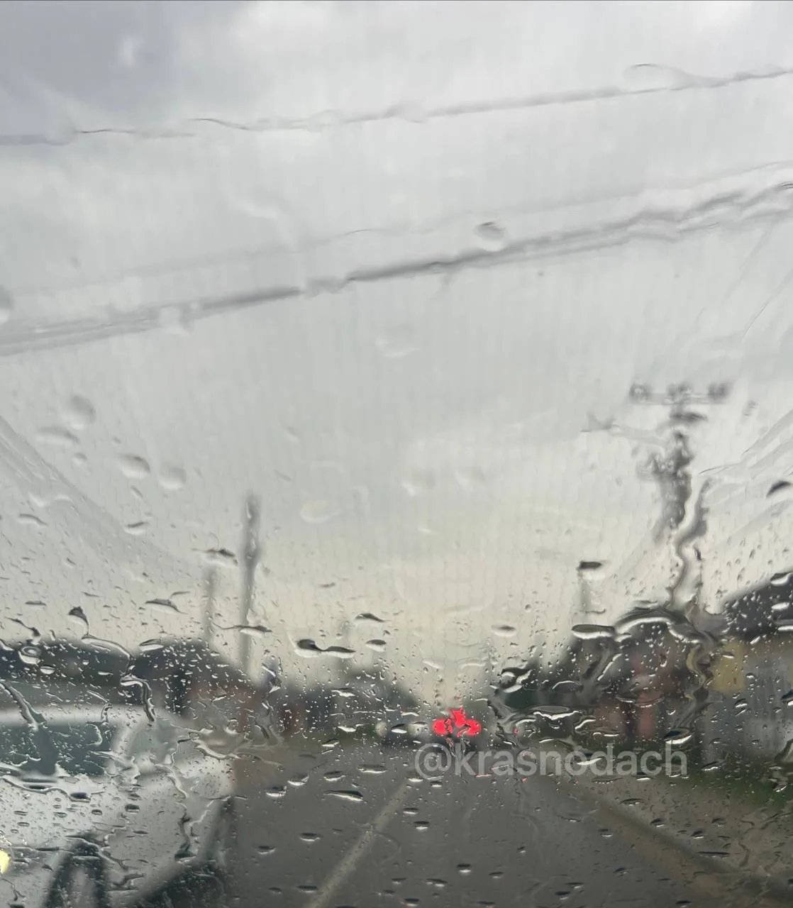 В этот раз синоптики не ошиблись. В Краснодаре пошел дождь 🌧️