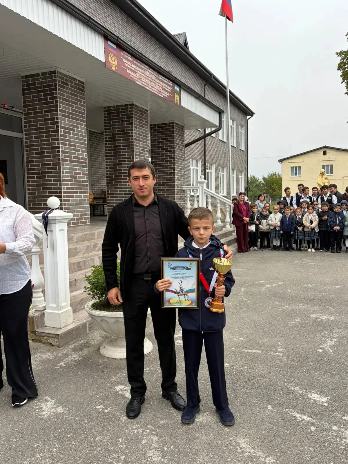❗❗❗Сегодня утро в нашей школе началось по доброй традиции с торжественной линейки, подн...