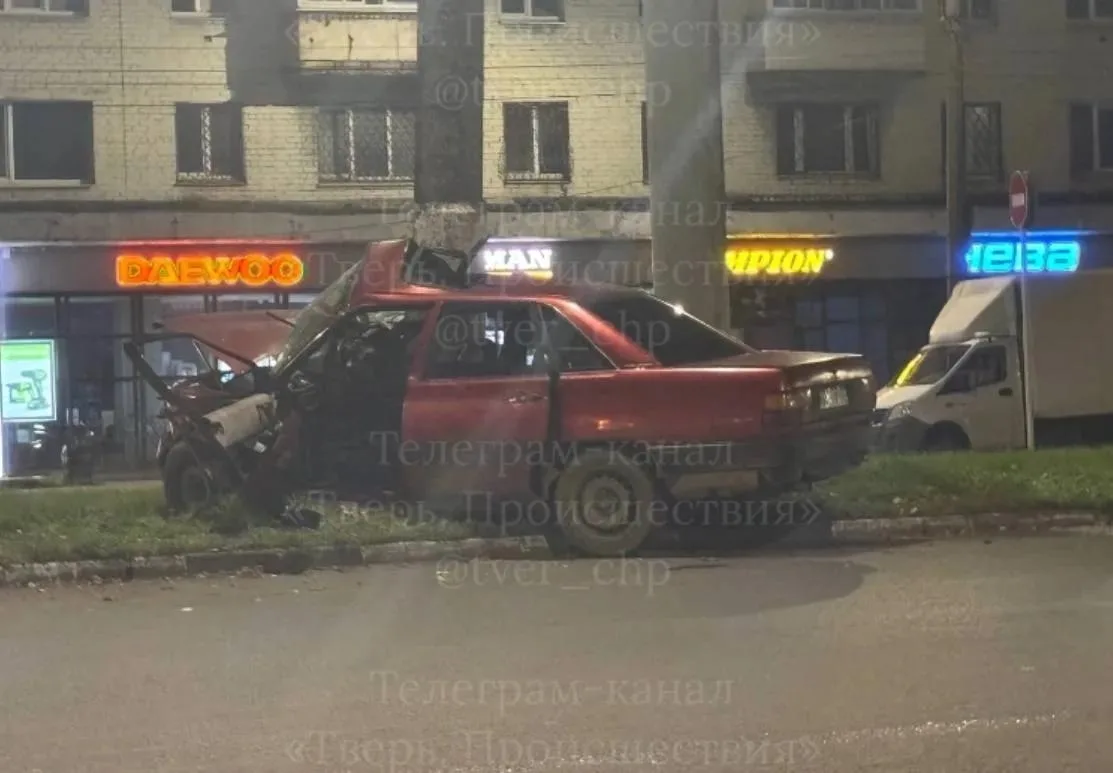 Ночная авария у Южного моста: Audi 80 врезалась в столб