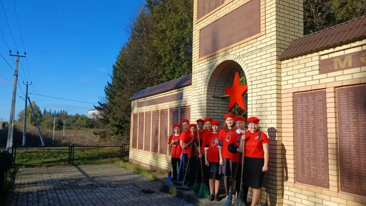 ♻️ Юнармейцы помогают подготовить памятники к зиме