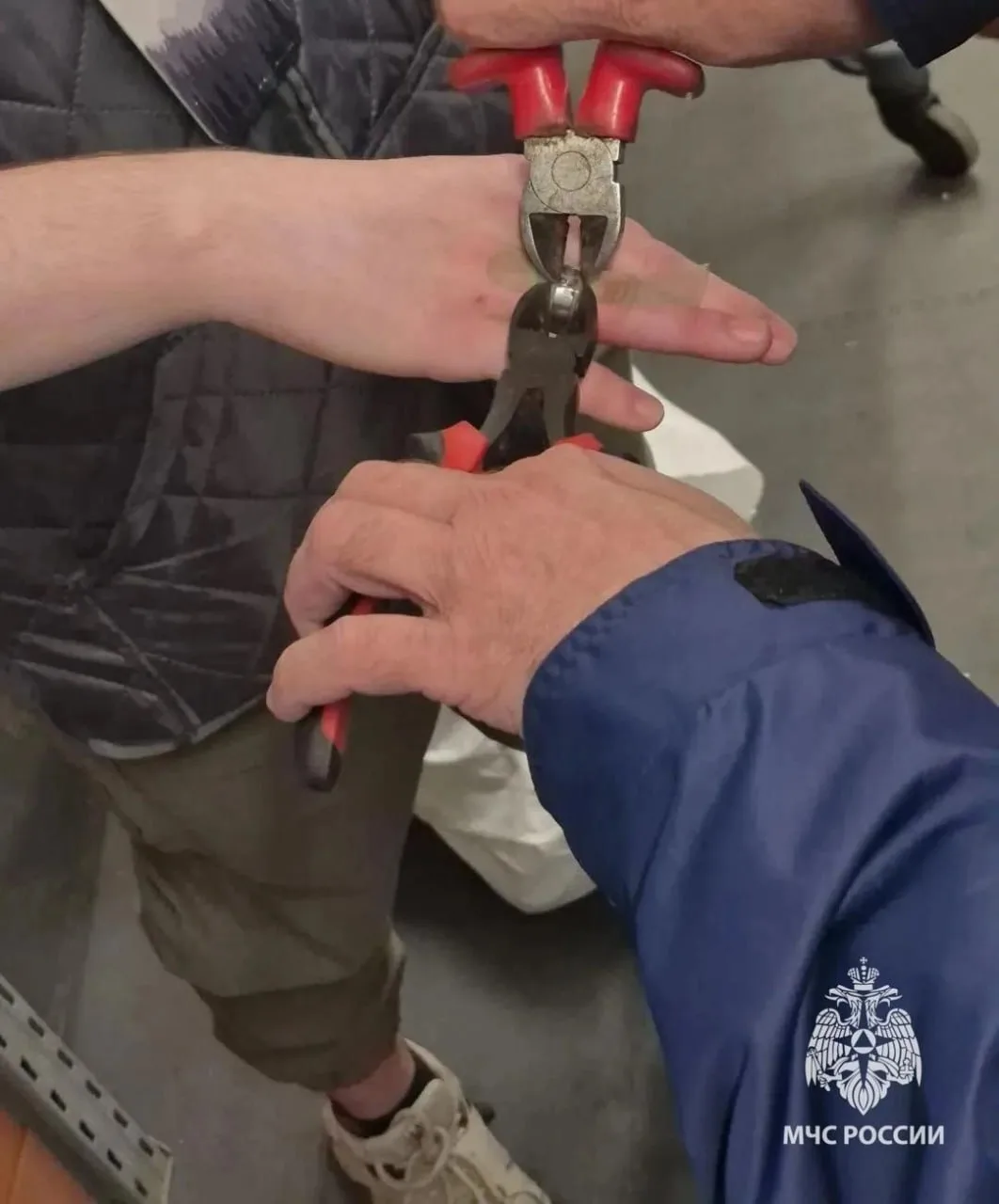 🥵 В железные оковы сковало палец биробиджанца: спасатели МЧС «освободили» пленника с п...