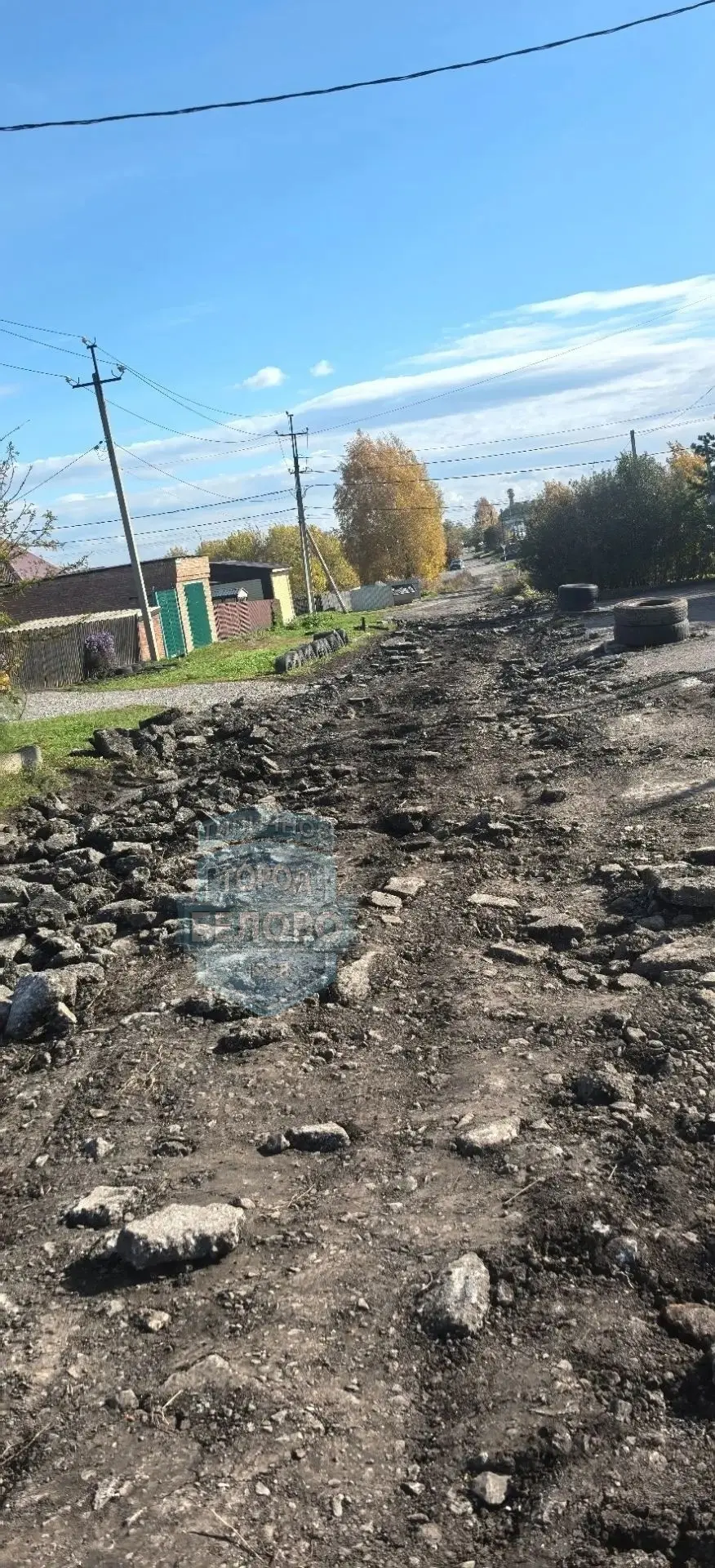 переулок банковский 40 на против дома перед автомойкой прям на дорогу выгрузили куски с...