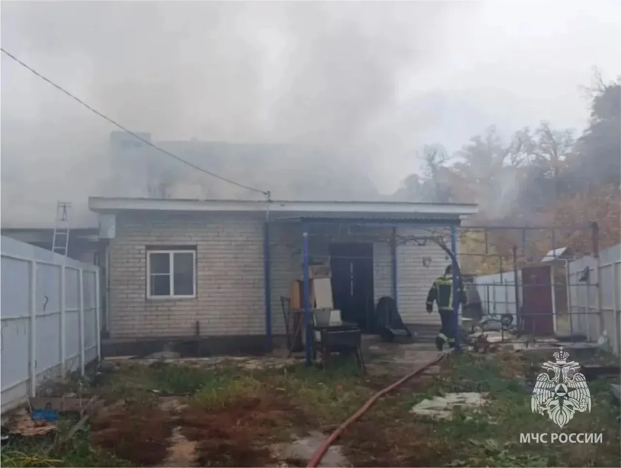 Полностью уничтожены огнем кровля и внутренняя отделка жилого дома в селе Казаки Елецко...