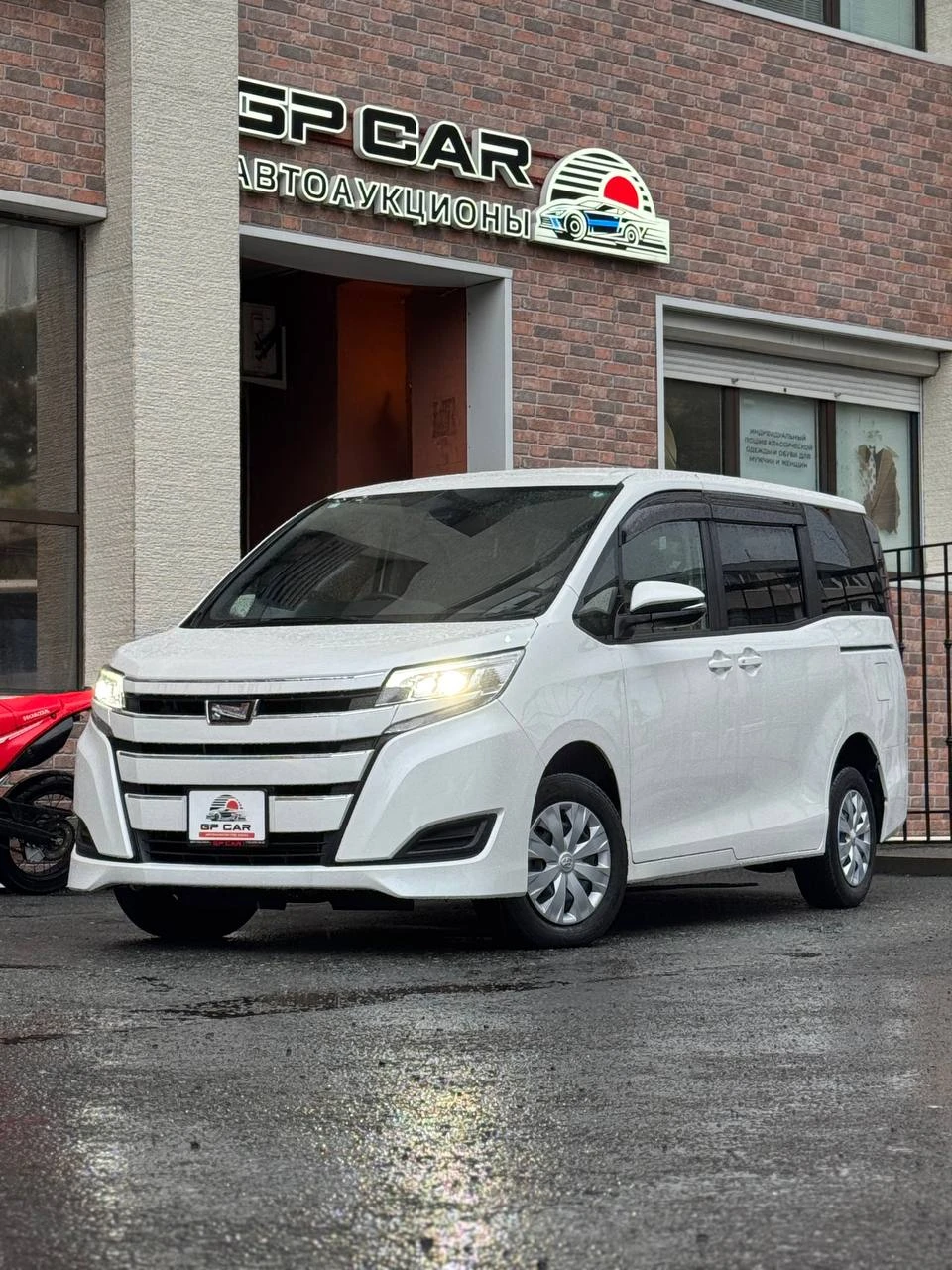 🏎 Toyota Noah 2021 из Японии за 1. 895 млн ₽