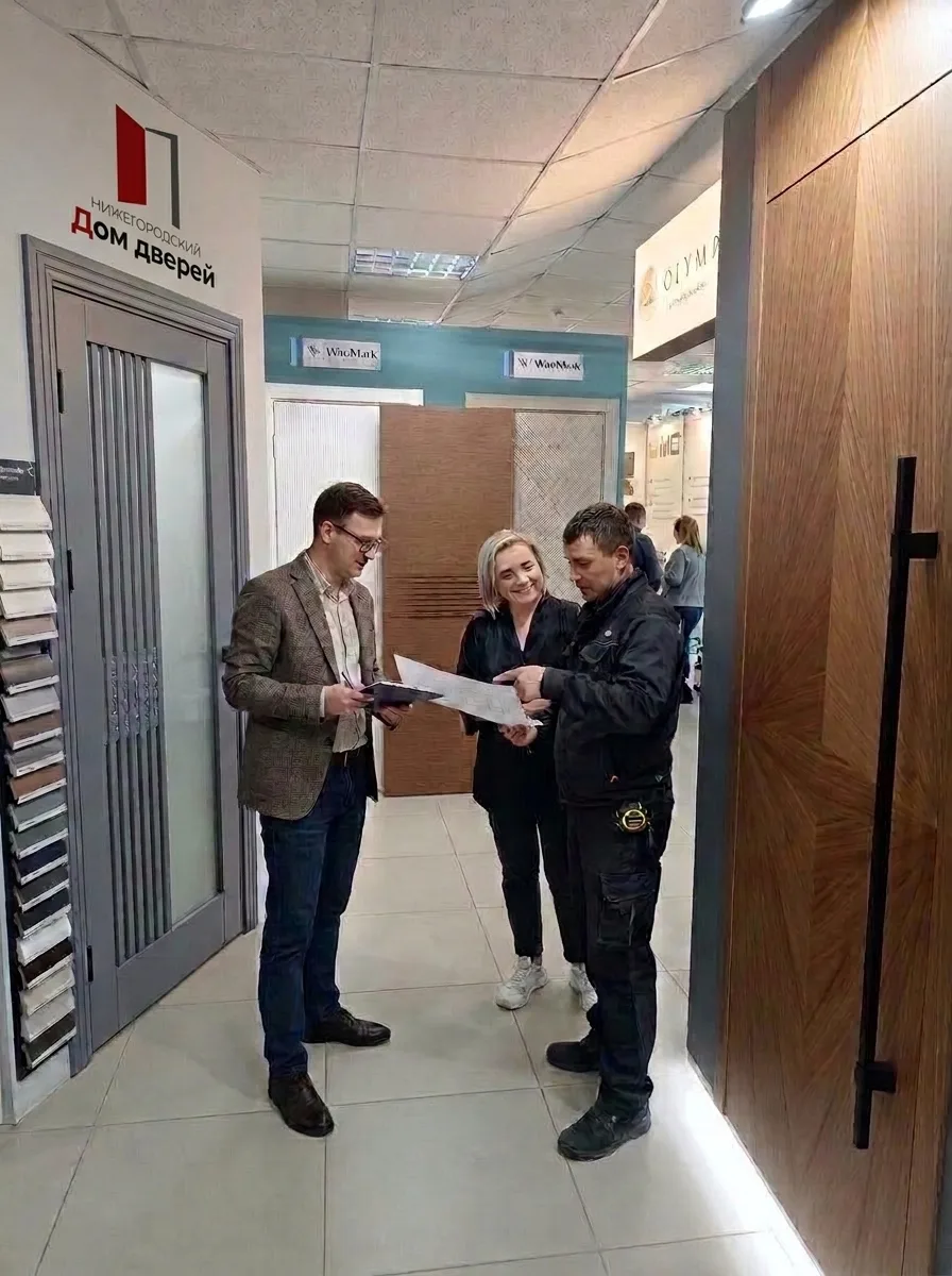 Дизайнер присылает проект: дверь RAL 9003, кварцвинил под дуб, плинтус в тон. Красивый ...
