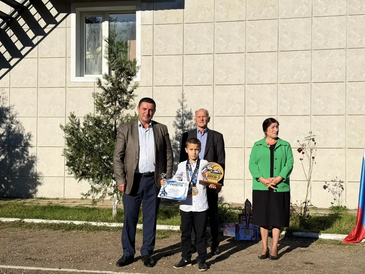 🎓 12 октября 2026 года в школе прошла еженедельная линейка, которая началась с выноса ...