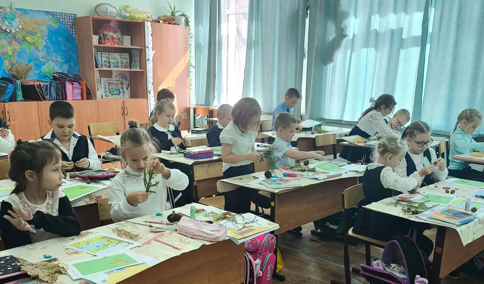 Каждый наш день-это маленькое путешествие. Утром в класс приходят ребята, а уходят вече...