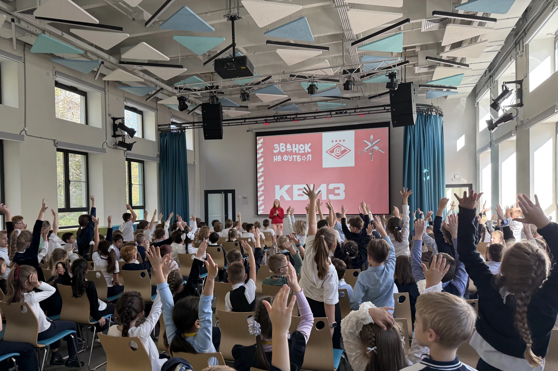 Красно-белые цвета в нашей школе! 🔴⚪️