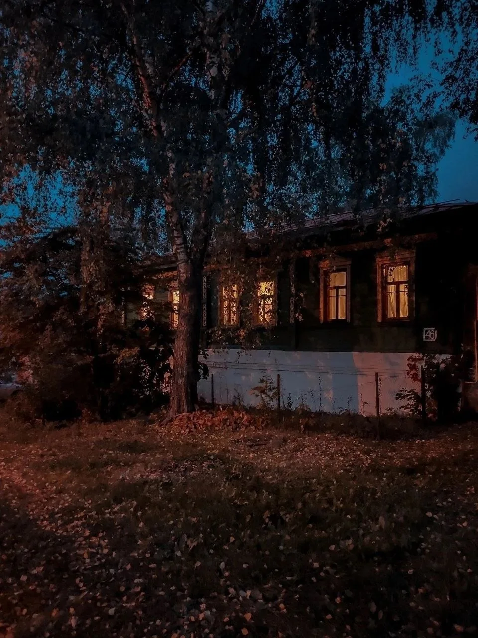 Осенний вечер и свет из окон