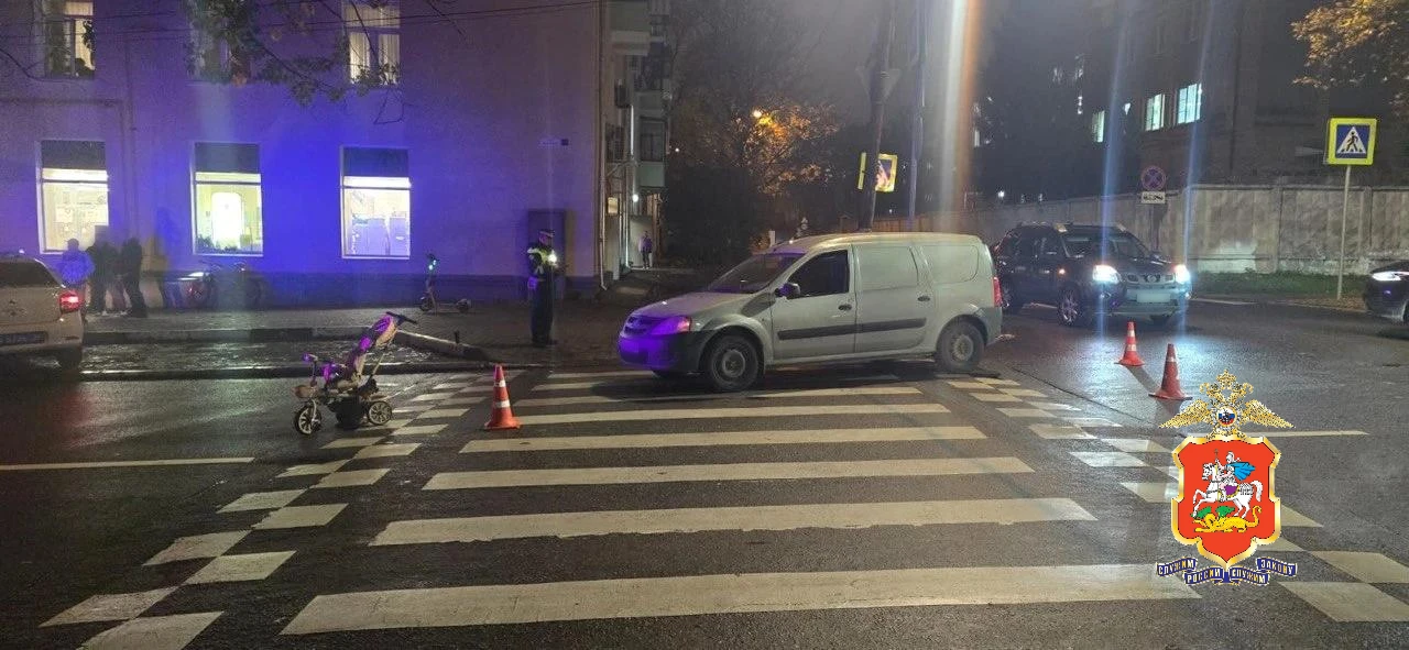 Сотрудники подмосковной Госавтоинспекции разбираются в обстоятельствах ДТП в Мытищах, в...