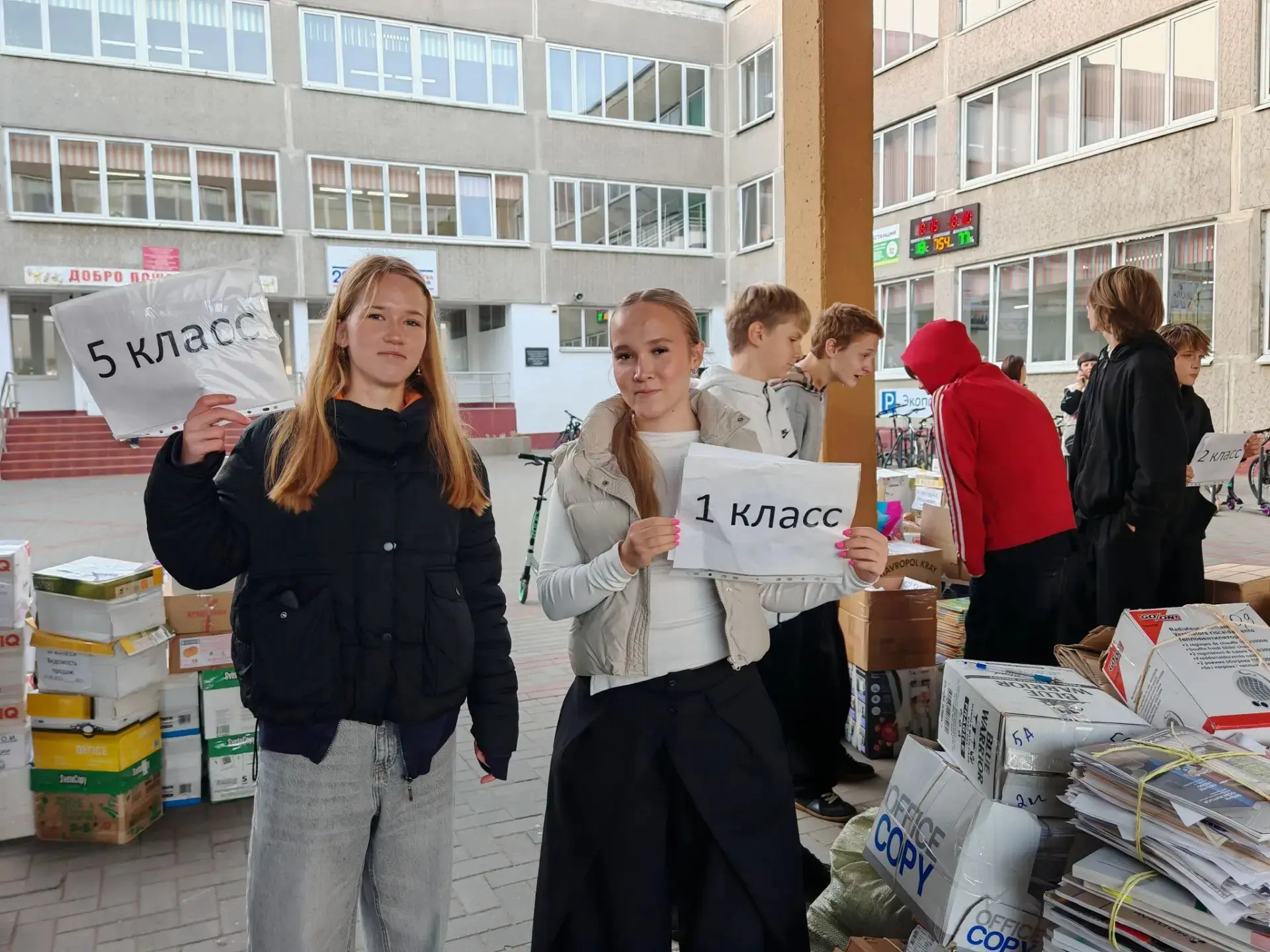 ♻8 октября в МАОУ СОШ № 6 с УИОП прошла акция по сбору макулатуры.