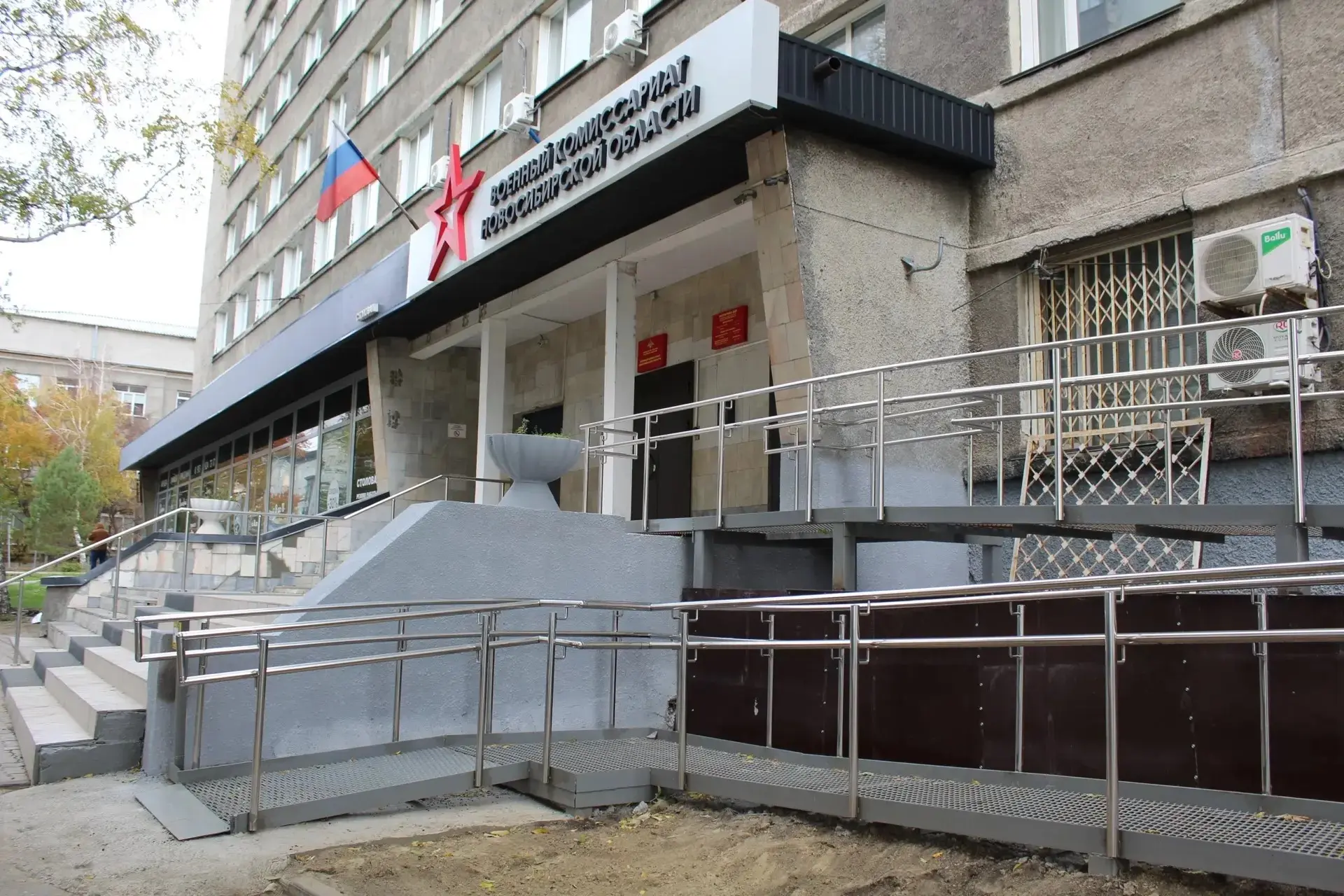 Военкомат на Советской стал доступнее для маломобильных новосибирцев