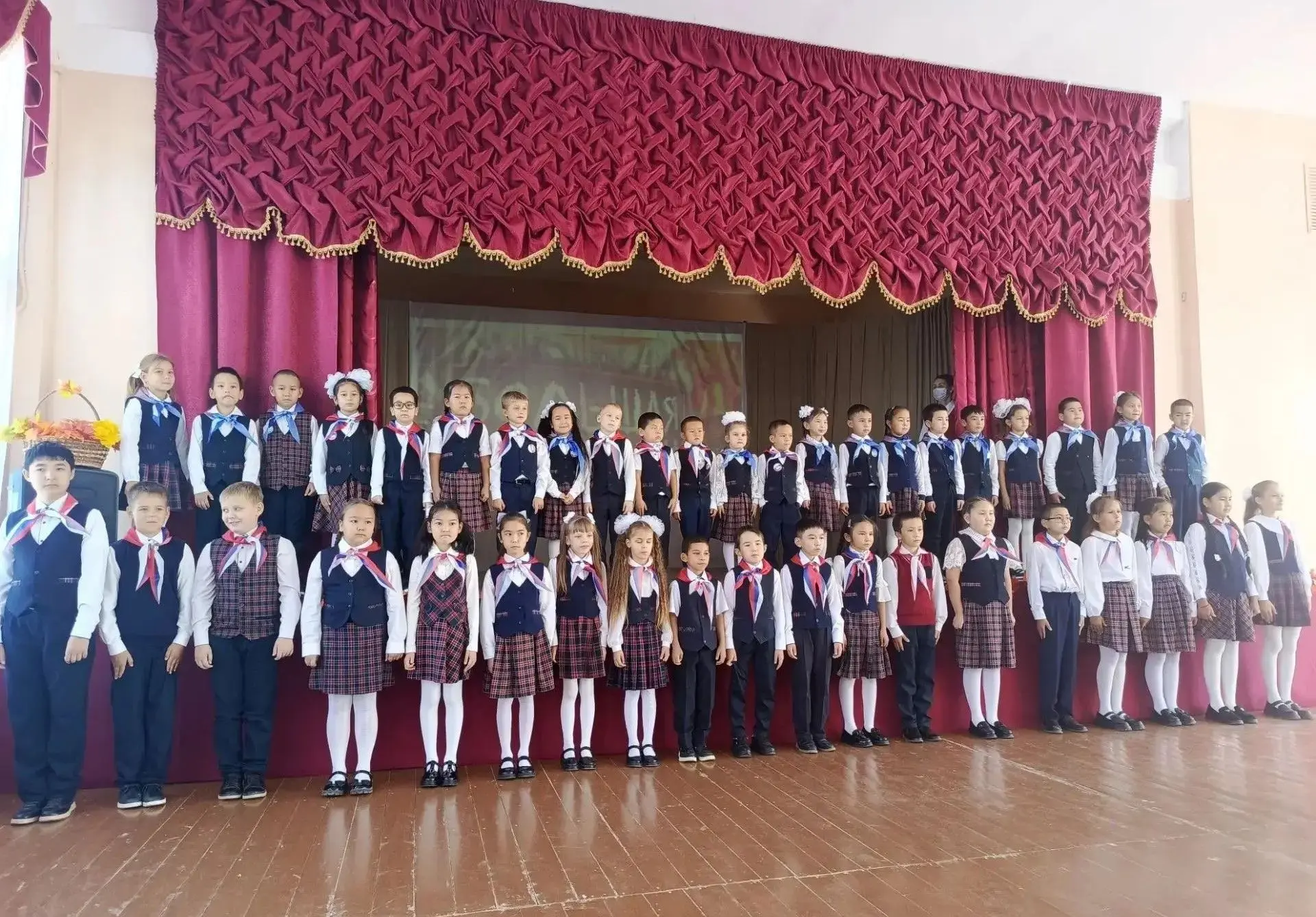 Школа в праздничном наряде: фотозоны, цветы, улыбки — с порога чувствовалось: сегодня о...