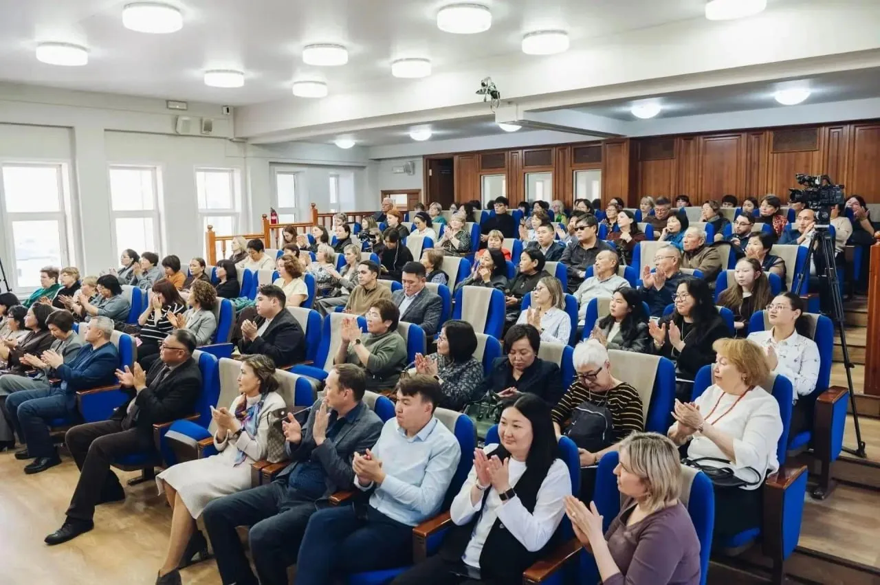 Школьники Бурятии начнут изучать историю родного края по новым учебникам. В школы респу...