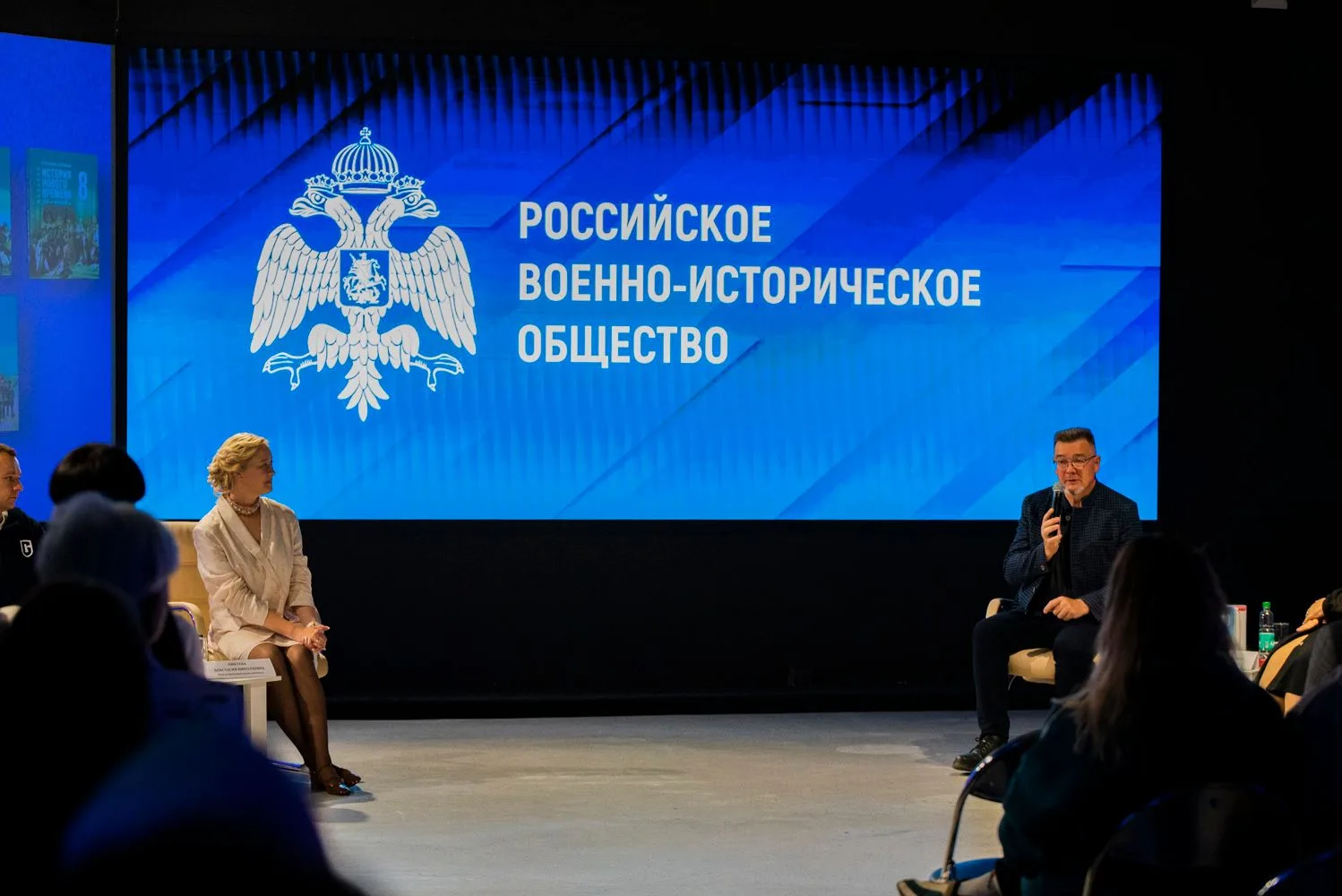 На пресс-конференции в Южно-Сахалинске представили единую линейку учебников истории и о...