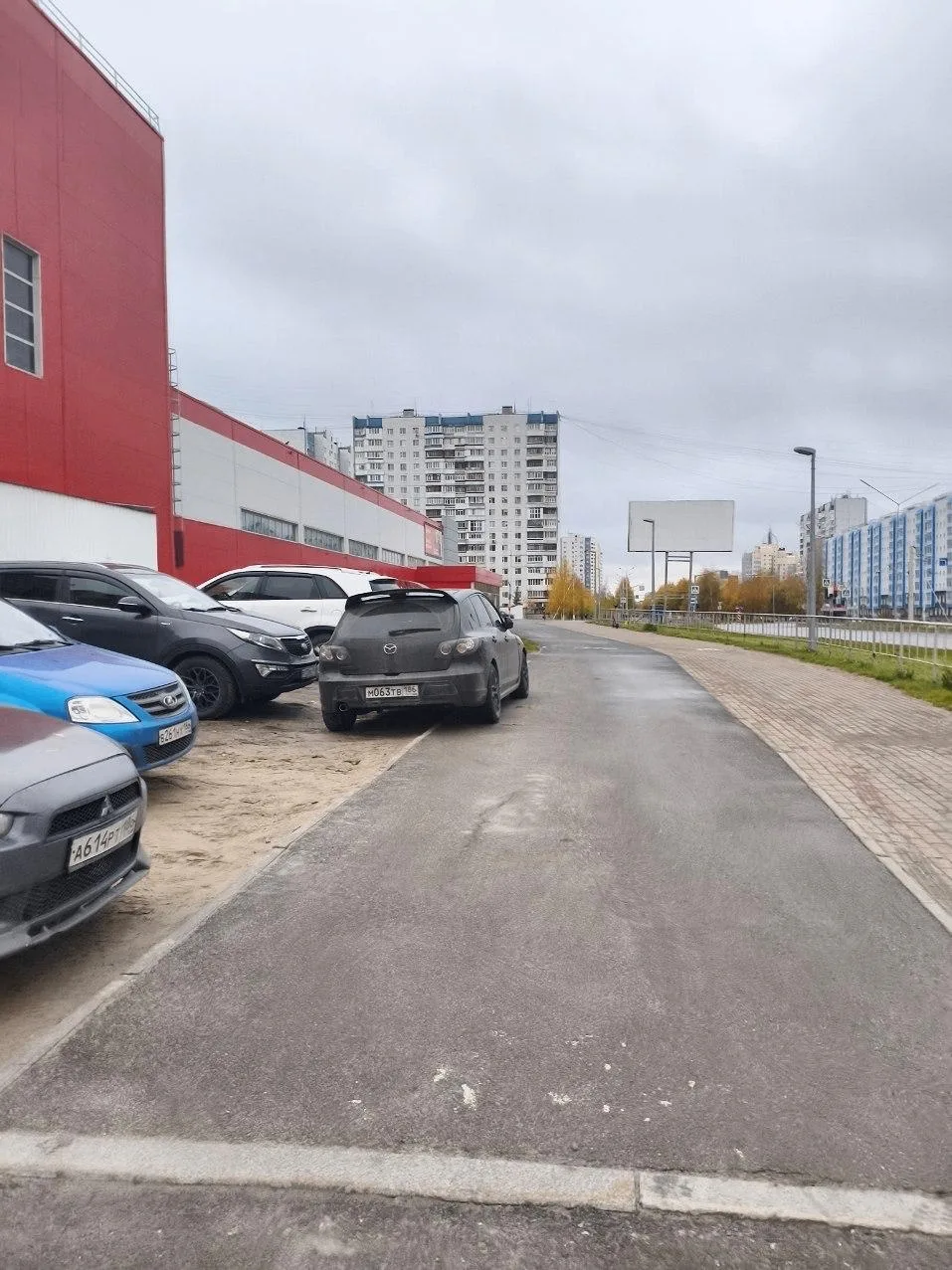 Подписчик негодует из-за автохамов у «Магнита» – они уничтожили газон.