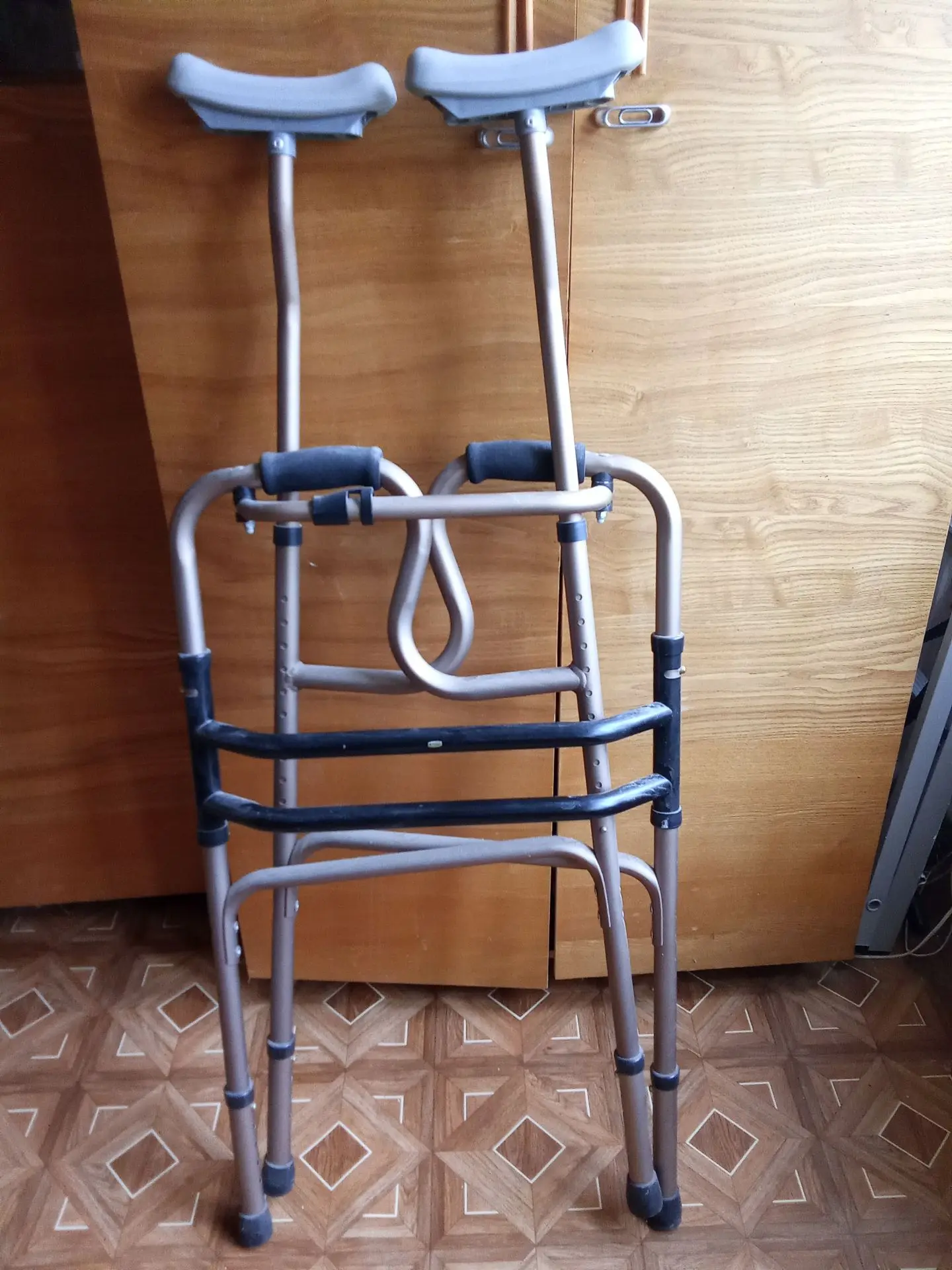 Продам ходунки с подмышечной опорой , складываются , регулируются по высоте .цена 1500.