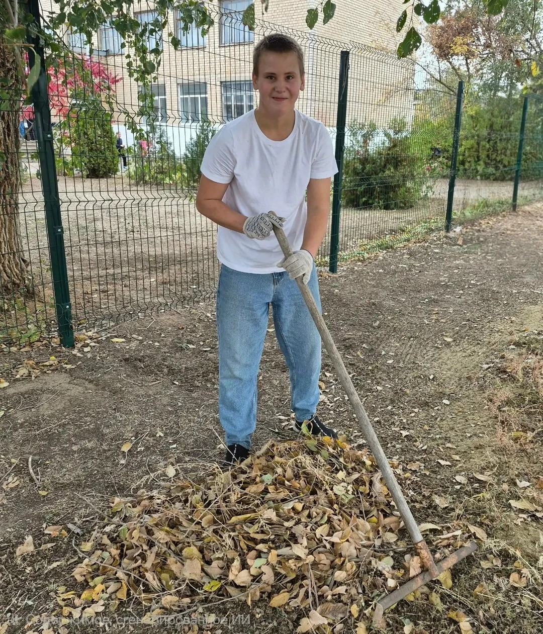 Школьники района вышли на осеннюю уборку🍂🧹